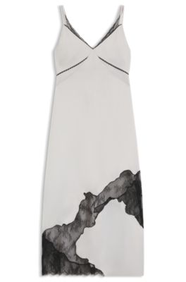 Vestido lencero de sat&eacute;n con detalles de encaje, Gris claro