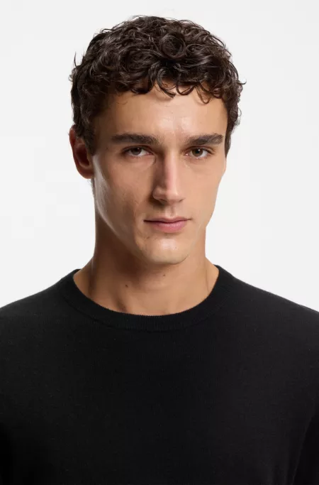 Cashmere sweater in a regular fit