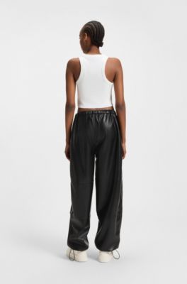 Pantalones de estilo paraca&iacute;das de pernera ancha en piel sint&eacute;tica, Negro