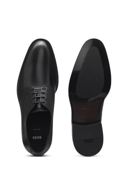 Structured and plain Derby shoes in leather