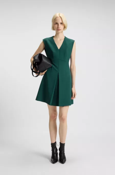 Sleeveless dress with front pleat