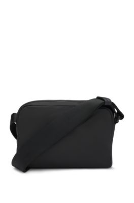 Bolso de bandolera en sarga con detalle de logo apilado met&aacute;lico, Negro