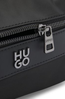 Bolso de bandolera en sarga con detalle de logo apilado met&aacute;lico, Negro