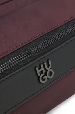 Bolso de bandolera en sarga con detalle de logo apilado met&aacute;lico, Marr&oacute;n claro