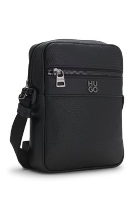 Bolso mensajero granulado con ribete de logo apilado, Negro