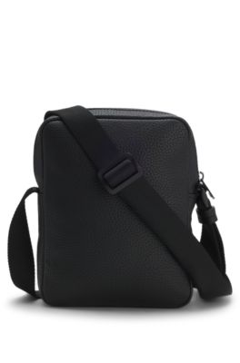 Bolso mensajero granulado con ribete de logo apilado, Negro