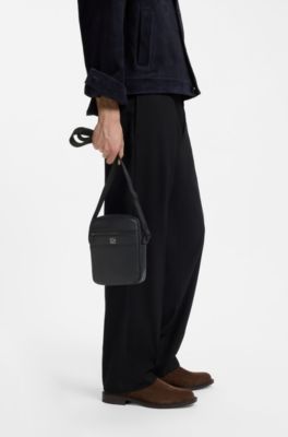 Bolso mensajero granulado con ribete de logo apilado, Negro