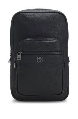 Mochila de una sola correa en piel sint&eacute;tica granulada con logo apilado, Negro