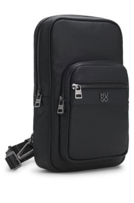 Mochila de una sola correa en piel sint&eacute;tica granulada con logo apilado, Negro