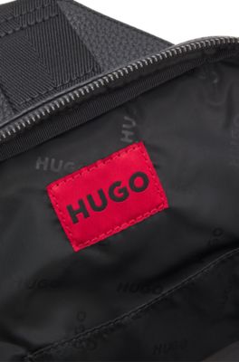 Mochila de una sola correa en piel sint&eacute;tica granulada con logo apilado, Negro