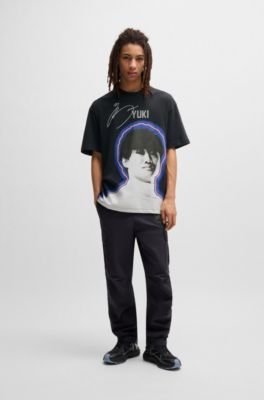 Camiseta HUGO&nbsp;x&nbsp;VCARB para aficionados con ilustraci&oacute;n fotogr&aacute;fica de Yuki Tsunoda, Negro