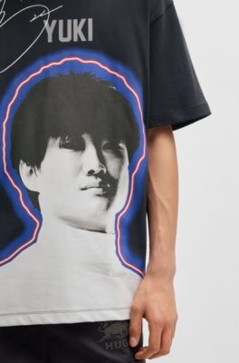 Camiseta HUGO&nbsp;x&nbsp;VCARB para aficionados con ilustraci&oacute;n fotogr&aacute;fica de Yuki Tsunoda, Negro