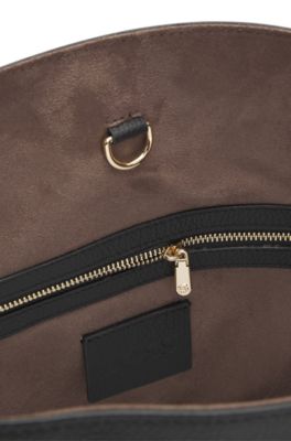 Bucket bag in grained leather, Black