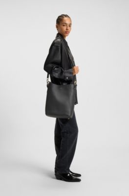 Bucket bag in grained leather, Black