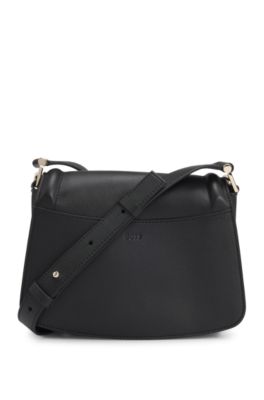 Bolso con solapa Ariell de piel granulada, Negro
