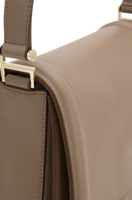 Bolso con solapa Ariell de piel granulada, Marr&oacute;n claro