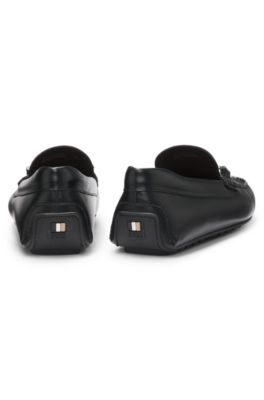 Zapatos driver de piel de napa con herrajes de la marca, Negro