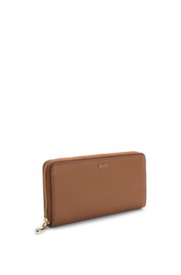 Cartera con cremallera envolvente y letras de logo, Marr&oacute;n
