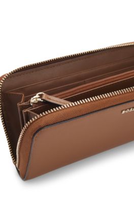 Cartera con cremallera envolvente y letras de logo, Marr&oacute;n