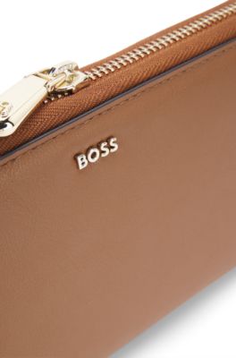 Cartera con cremallera envolvente y letras de logo, Marr&oacute;n