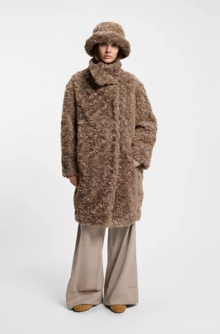 Concealed-closure coat in faux fur