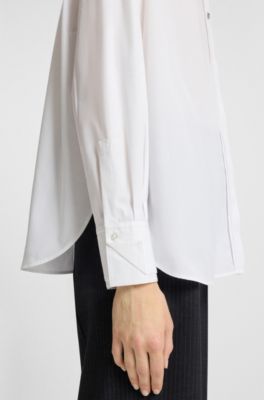 Blusa regular fit con bot&oacute;n de logo apilado, Blanco