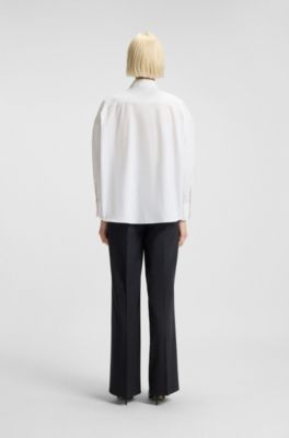 Blusa regular fit con bot&oacute;n de logo apilado, Blanco