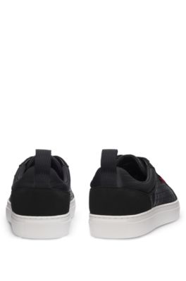 Deportivas de ca&ntilde;a baja con detalles de monograma, Negro