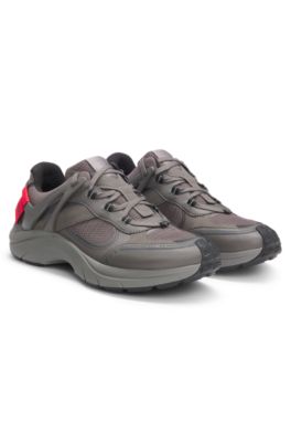 Deportivas de diferentes materiales con etiqueta con logo, Gris oscuro