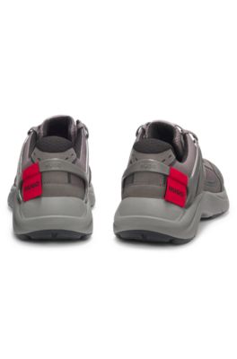 Deportivas de diferentes materiales con etiqueta con logo, Gris oscuro