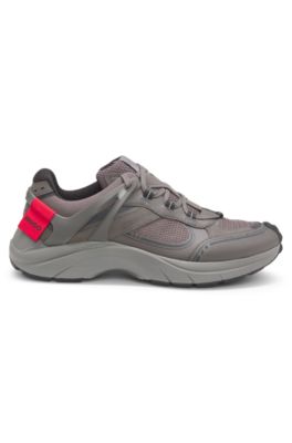 Deportivas de diferentes materiales con etiqueta con logo, Gris oscuro