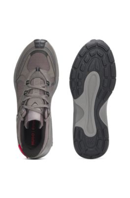 Deportivas de diferentes materiales con etiqueta con logo, Gris oscuro