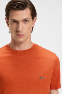 Camiseta BOSS x ASTON MARTIN con logo de nobuk, Marr&oacute;n