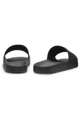 Chanclas fabricadas en Italia con logo apilado en el empeine, Negro