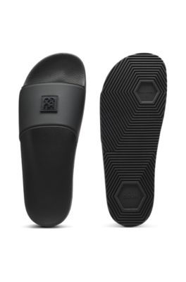 Chanclas fabricadas en Italia con logo apilado en el empeine, Negro