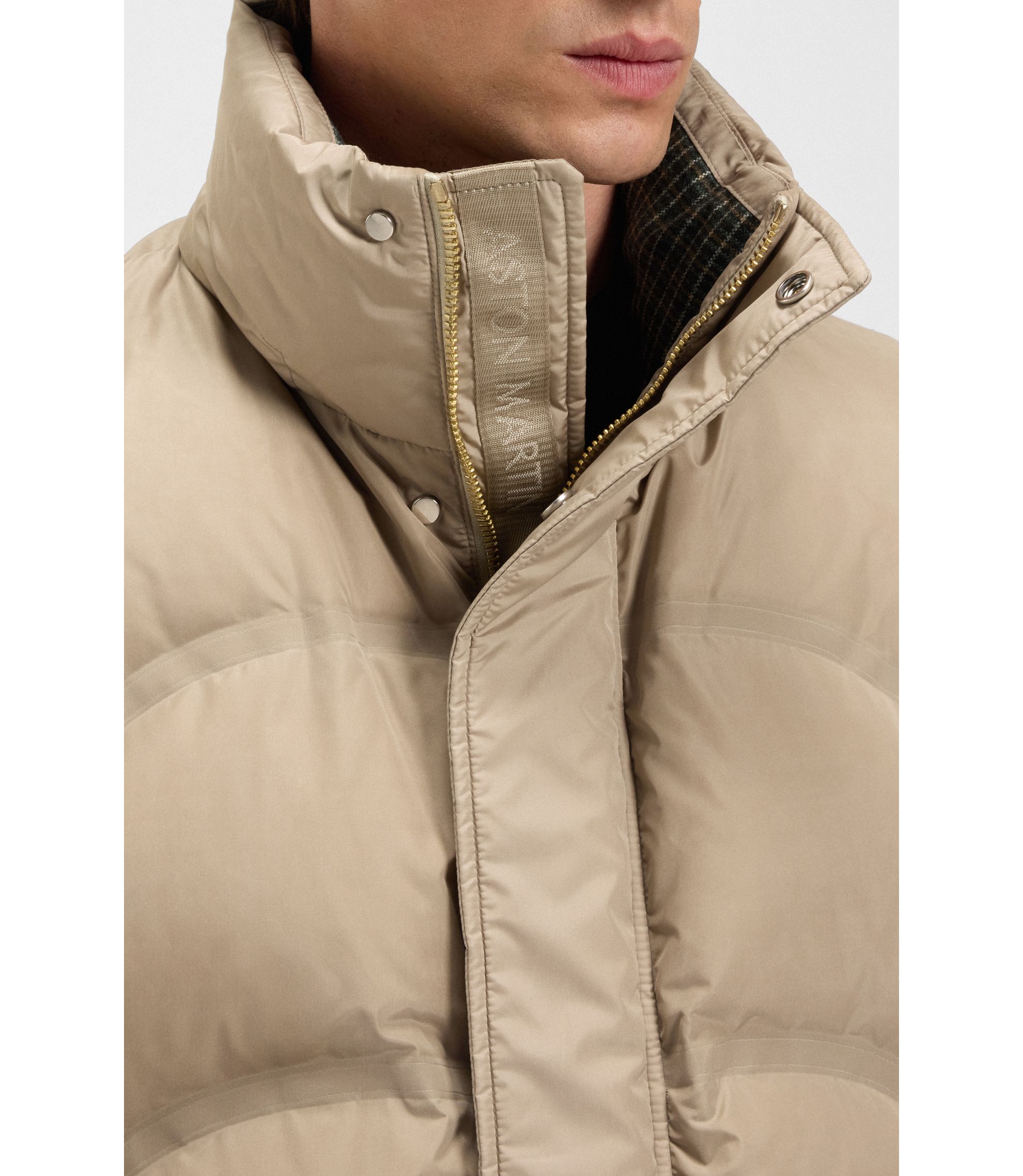 hbna50548690_255_341?wid=1980&