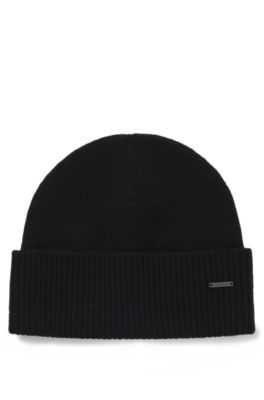 Knit cashmere beanie with metal logo plaque, Black