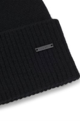 Knit cashmere beanie with metal logo plaque, Black