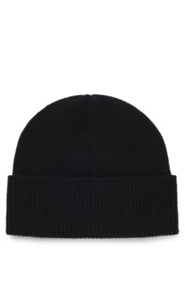Knit cashmere beanie with metal logo plaque, Black