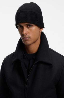 Knit cashmere beanie with metal logo plaque, Black