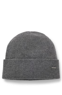 Knit cashmere beanie with metal logo plaque, Grey