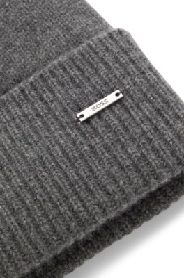Knit cashmere beanie with metal logo plaque, Grey