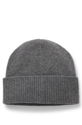 Knit cashmere beanie with metal logo plaque, Grey