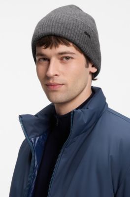 Knit cashmere beanie with metal logo plaque, Grey