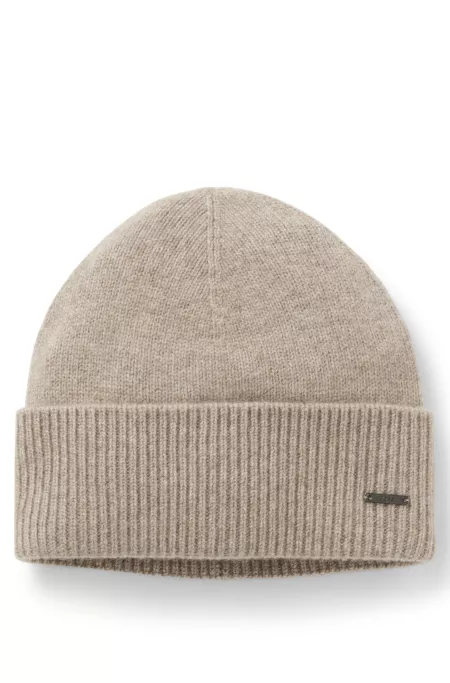 Knit cashmere beanie with metal logo plaque