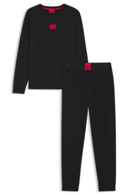 Pijama con etiquetas con logo rojas en caja de regalo, Negro