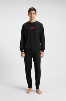Pijama con etiquetas con logo rojas en caja de regalo, Negro