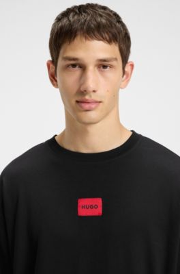 Pijama con etiquetas con logo rojas en caja de regalo, Negro
