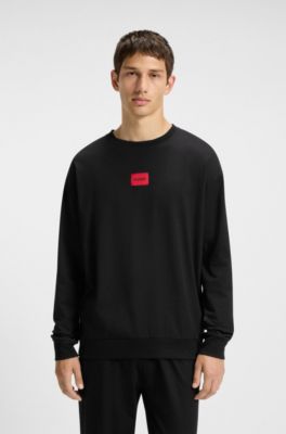 Pijama con etiquetas con logo rojas en caja de regalo, Negro