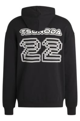 Sudadera HUGO&nbsp;x&nbsp;VCARB para aficionados con capucha e ilustraci&oacute;n de Yuki Tsunoda, Negro